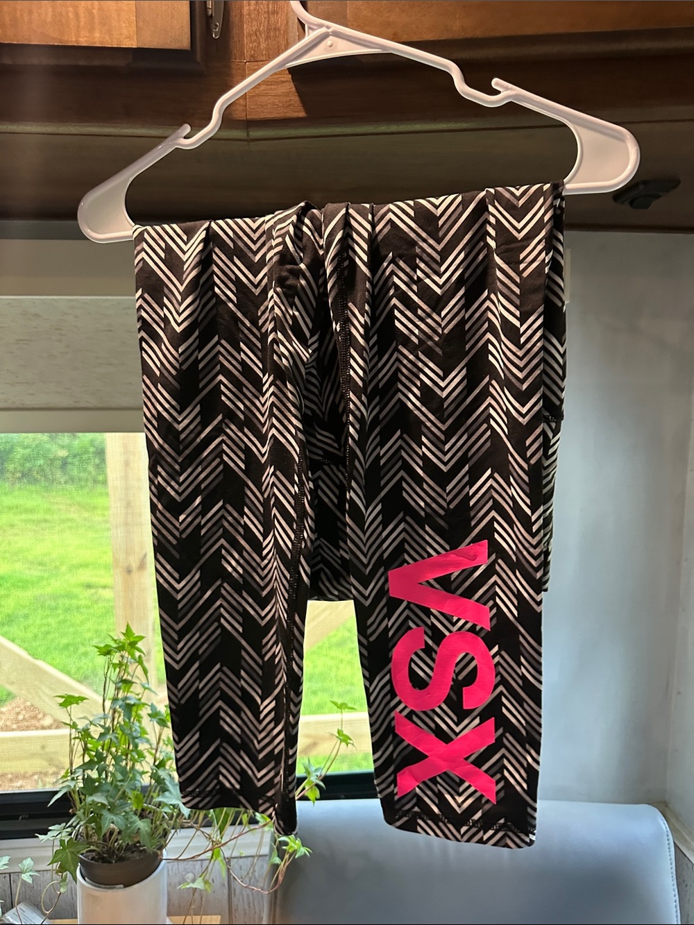 PINK Victoria's Secret Black & White Chevron Leggings with Pink VSX Logo